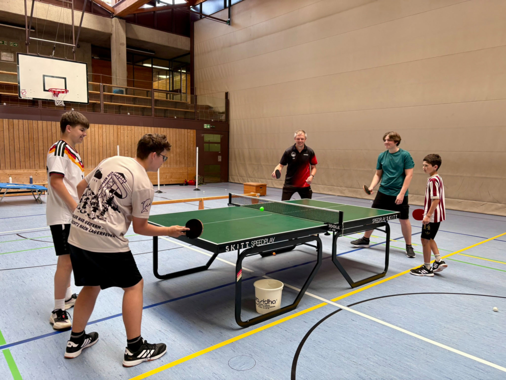 Sporttag_2quer Schüler und Schülerinnen der Wirtschaftsschule Bad Windsheim beim Tischtennisspielen