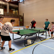 Schüler und Schülerinnen der Wirtschaftsschule Bad Windsheim beim Tischtennisspielen