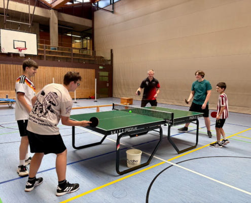 Schüler und Schülerinnen der Wirtschaftsschule Bad Windsheim beim Tischtennisspielen