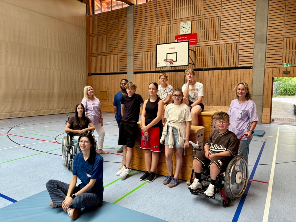 Sporttag_4quer Gruppenfoto von Schülerinnen und Schülern der Wirtschaftsschule Bad Windsheim zum Abschluss des Sport- und Gesundheitstages